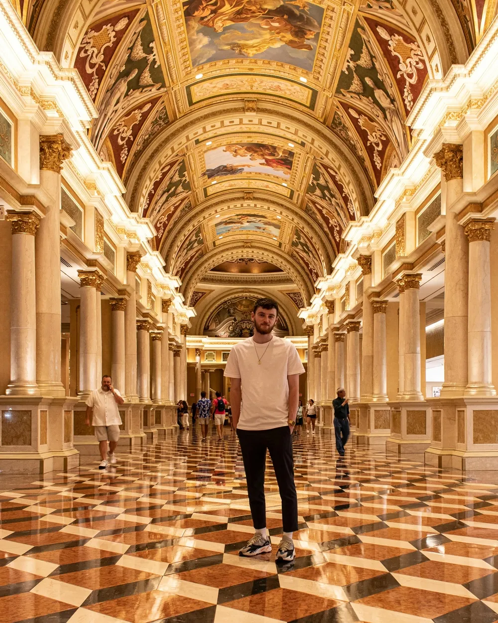 라스베이거스 카지노를 구경하는 관광객 사진